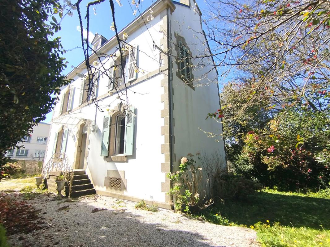 GUEMENE-SUR-SCORFF Maison de maître centre bourg avec terrains constructibles 1