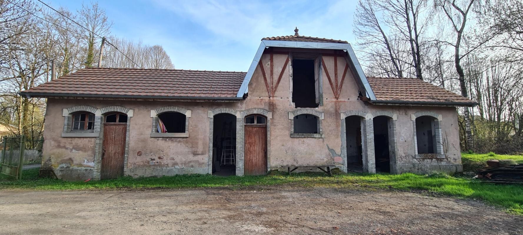 GIROMAGNY Immeuble professionnel ? Fort potentiel 1