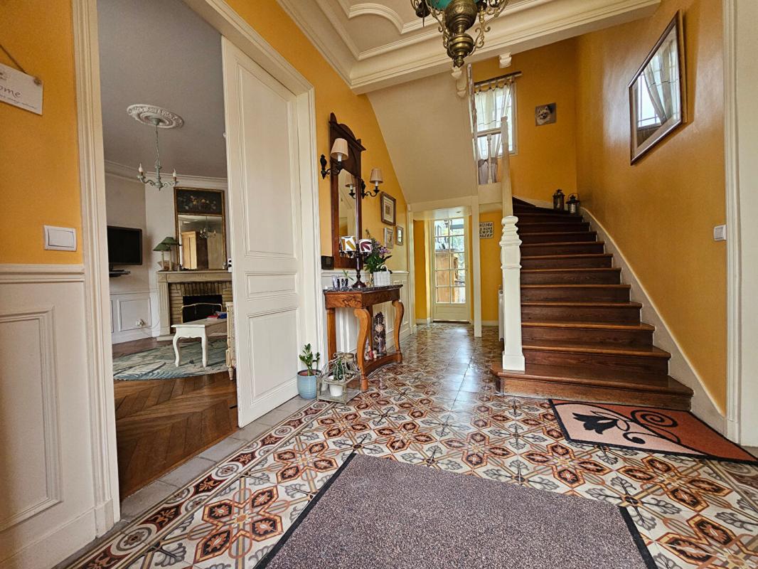 BEAUCHAMP DEMEURE D'EXCEPTION * QUARTIER PRISÉ DE LA CHASSE * 7