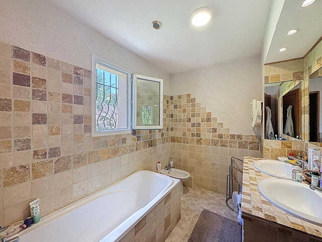 MANOSQUE Maison de caractère, grands volumes à Manosque 11