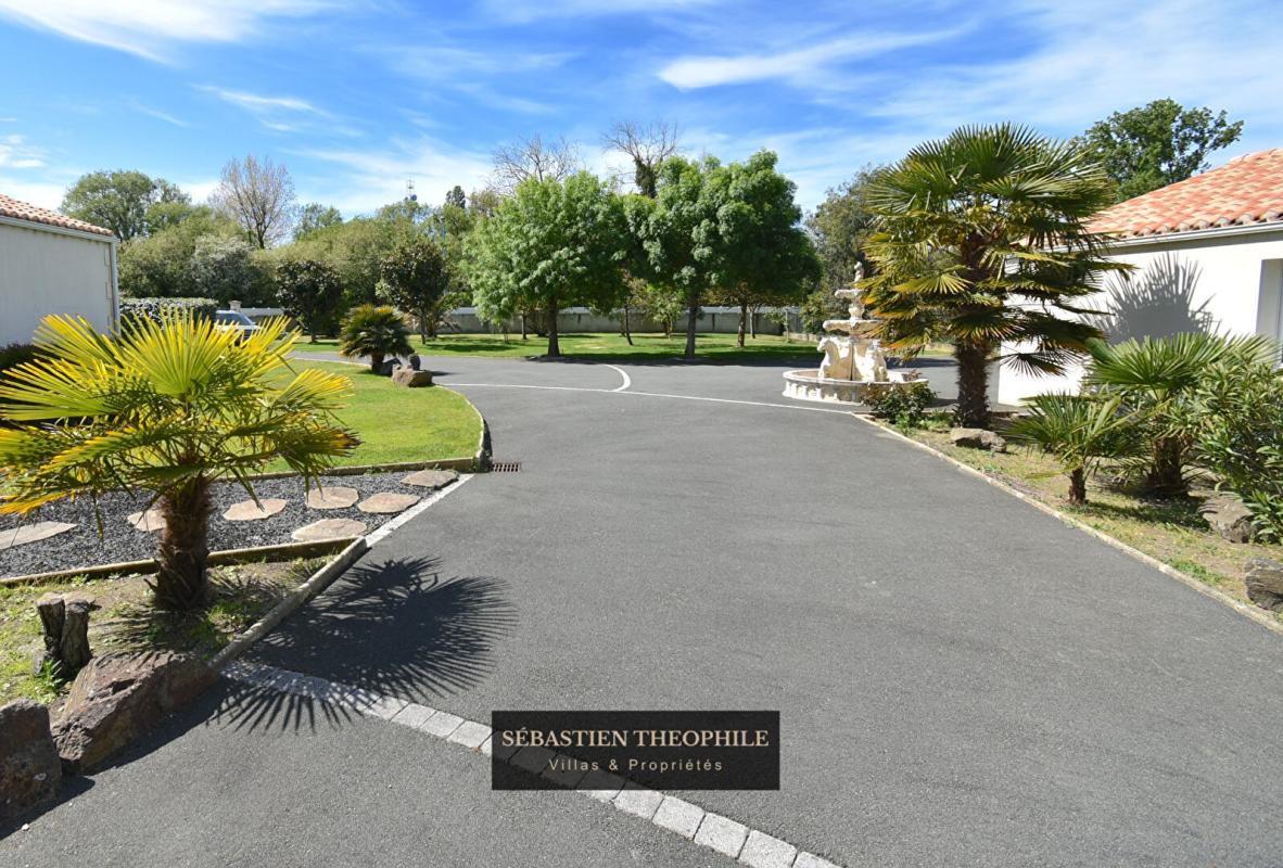 SAINT-JEAN-DE-MONTS Maison T7 Prestige avec annexes et dépendance 17