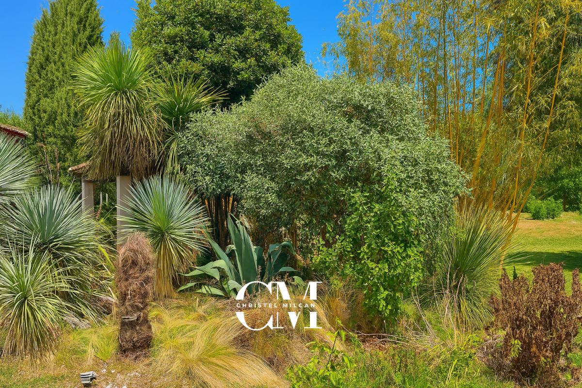 MONTPON-MENESTEROL Maison Montpon Menesterol 7 pièces 339 m2 sur une parcelle de 6400 m² piscine 14