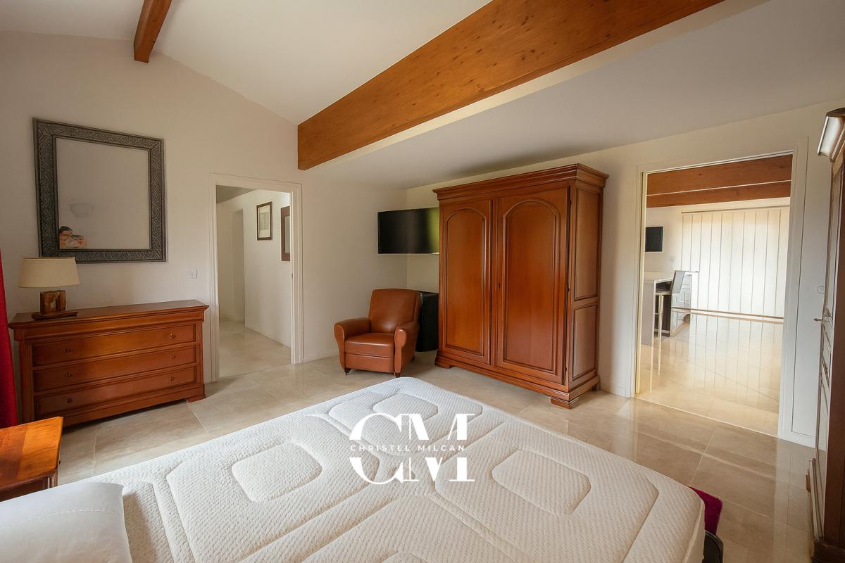 MONTPON-MENESTEROL Maison Montpon Menesterol 7 pièces 339 m2 sur une parcelle de 6400 m² piscine 8