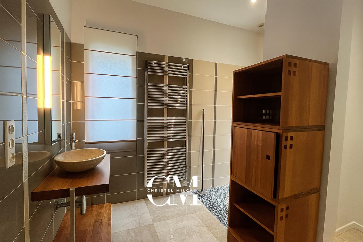 MONTPON-MENESTEROL Maison Montpon Menesterol 7 pièces 339 m2 sur une parcelle de 6400 m² piscine 9