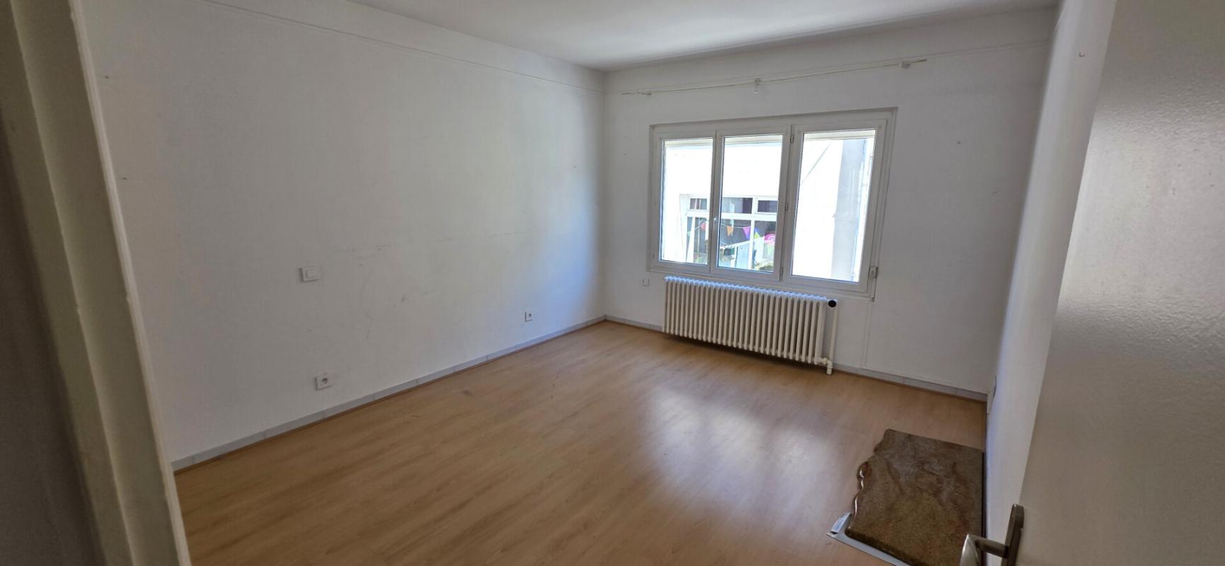 MONTELIMAR Maison de ville de 92 m² + local de 43 m² + 2 garages 6