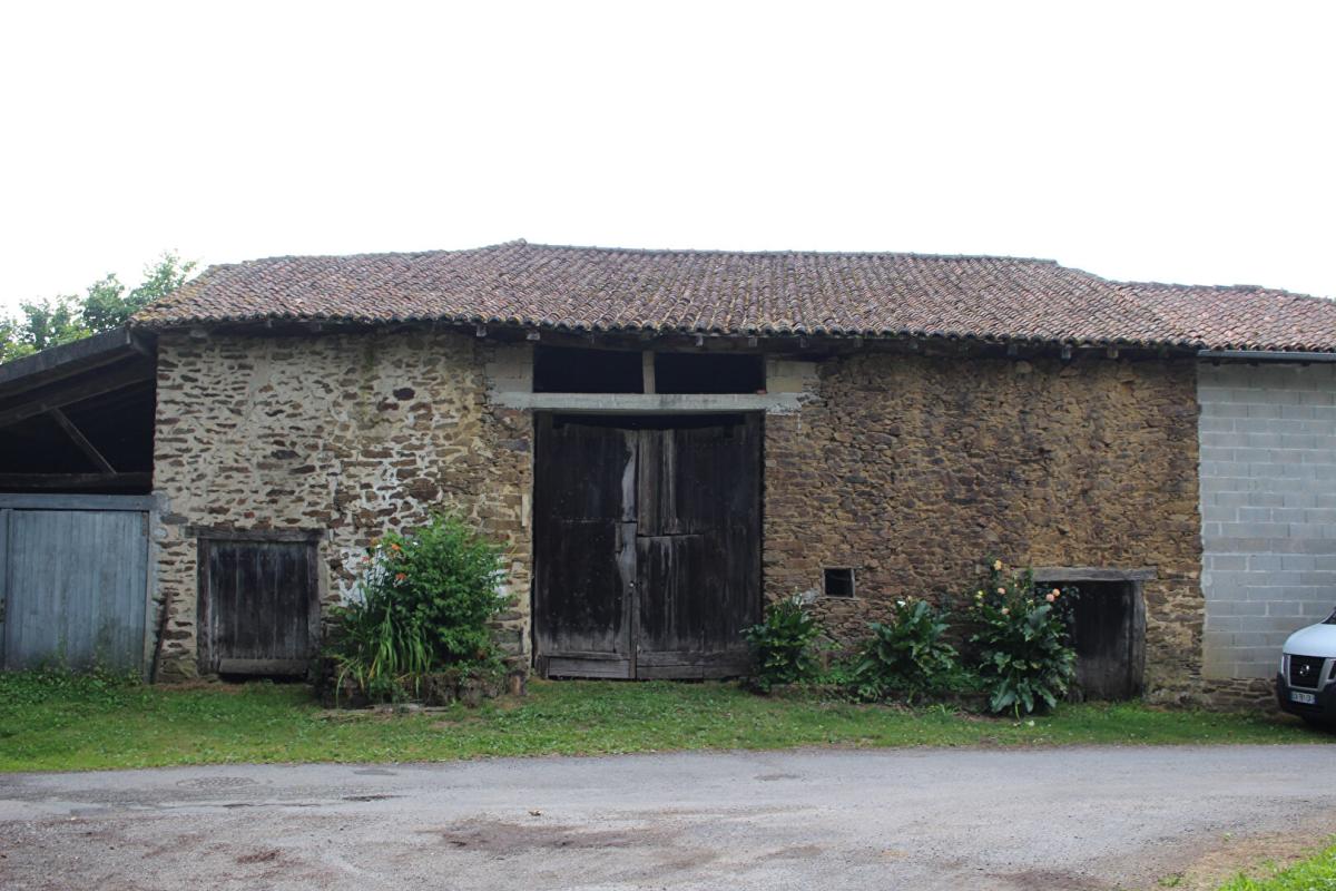 CHAILLAC-SUR-VIENNE Grange en zone constructible et terrain 2