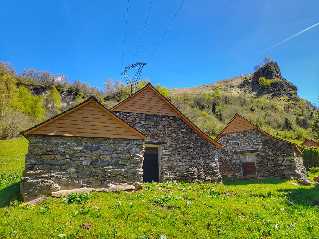 EAUX-BONNES Deux granges à rénover dans les montagnes Ossaloises 1