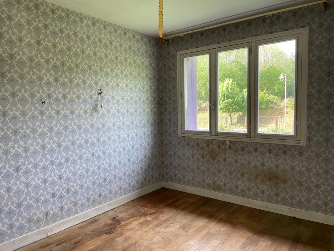 CHAMPSAC Proche de Chalus Maison  4 pièce(s) 90 m2 sur un terrain de 4,5 hectares comprenant 1 étang 12