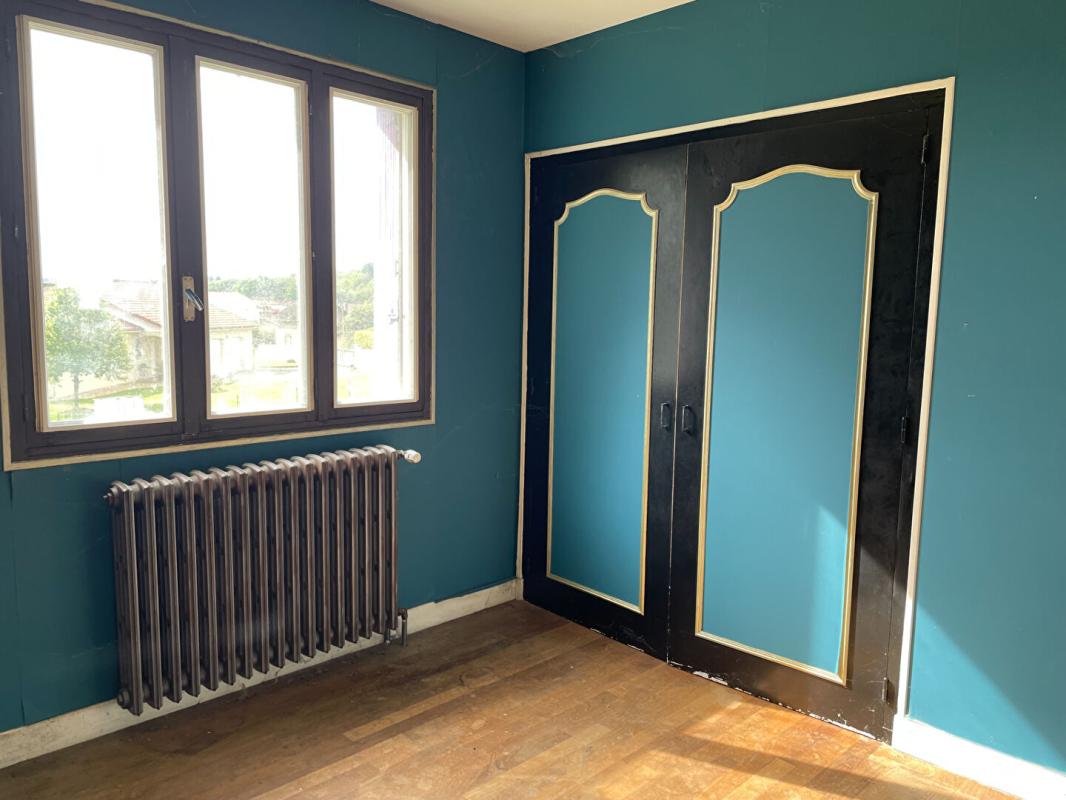 CHAMPSAC Proche de Chalus Maison  4 pièce(s) 90 m2 sur un terrain de 4,5 hectares comprenant 1 étang 17