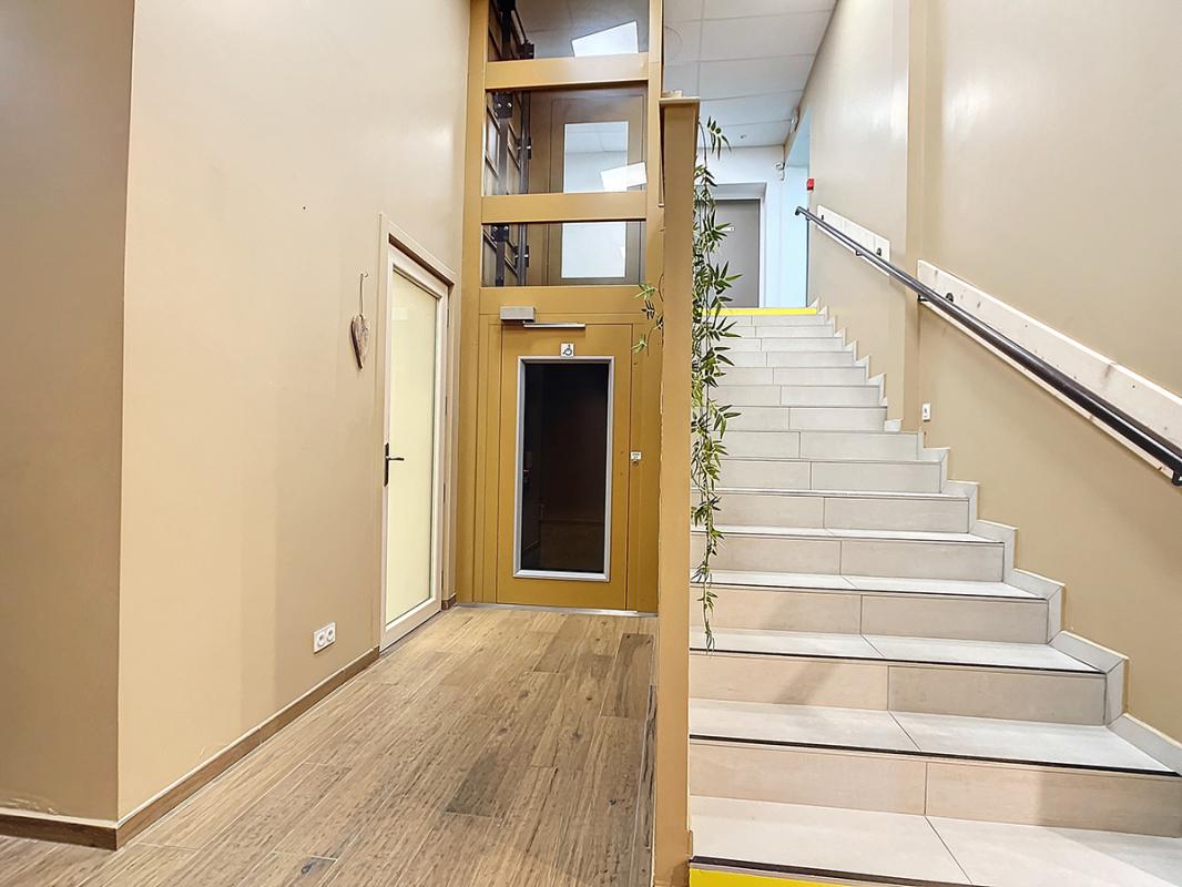 CHAMBERY 73000 CHAMBERY - MURS LIBRES,  Local commercial 500 m² 8