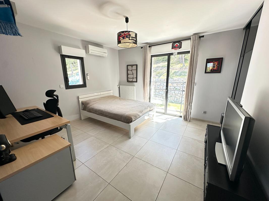 ROGNES Rognes Villa Rénovée d'Exception sur 2 Hectares avec Piscine et Vue Nature 11