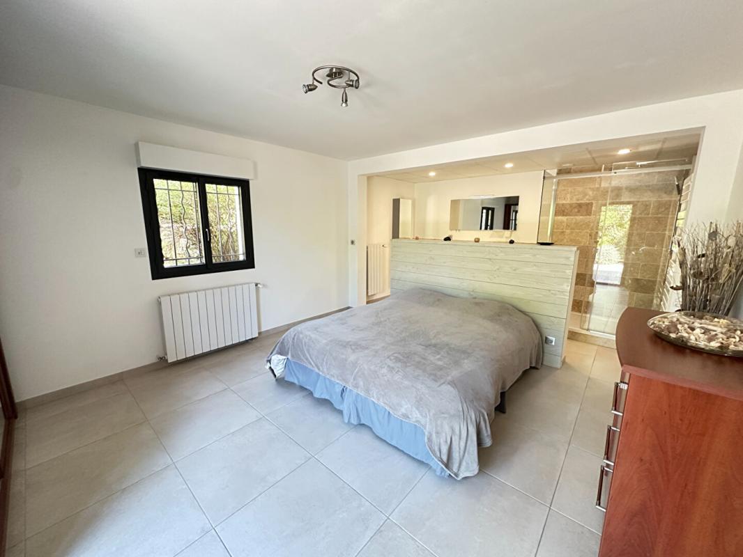 ROGNES Rognes Villa Rénovée d'Exception sur 2 Hectares avec Piscine et Vue Nature 12