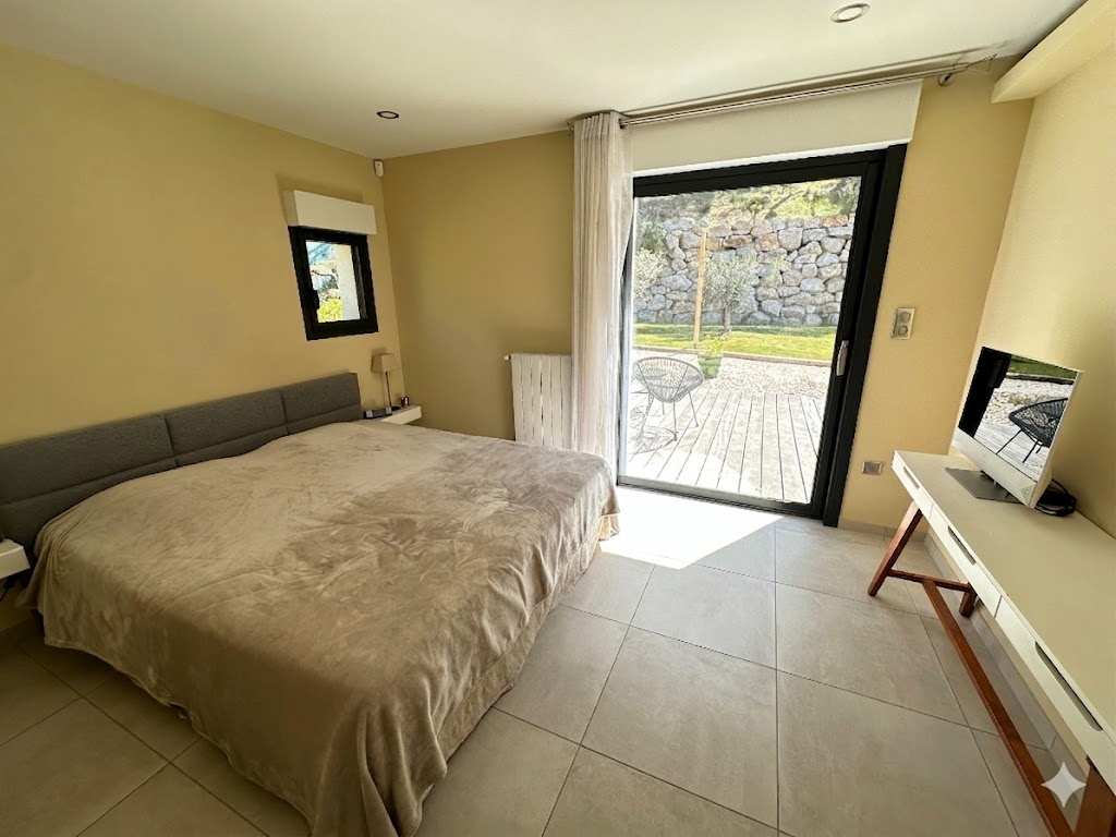 ROGNES Rognes Villa Rénovée d'Exception sur 2 Hectares avec Piscine et Vue Nature 14