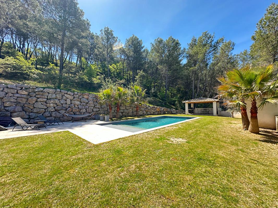 ROGNES Rognes Villa Rénovée d'Exception sur 2 Hectares avec Piscine et Vue Nature 2