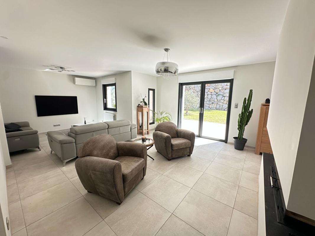 ROGNES Rognes Villa Rénovée d'Exception sur 2 Hectares avec Piscine et Vue Nature 8