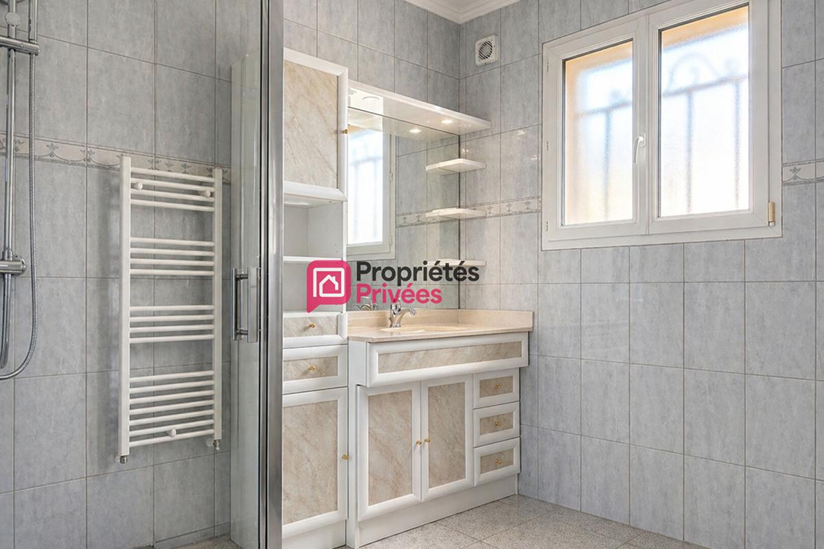 SAINT-GEORGES-DE-MONS Belle propriété T7 de 231m², terrain de 6905m² avec un étang aux Richards 63780 à vendre 10