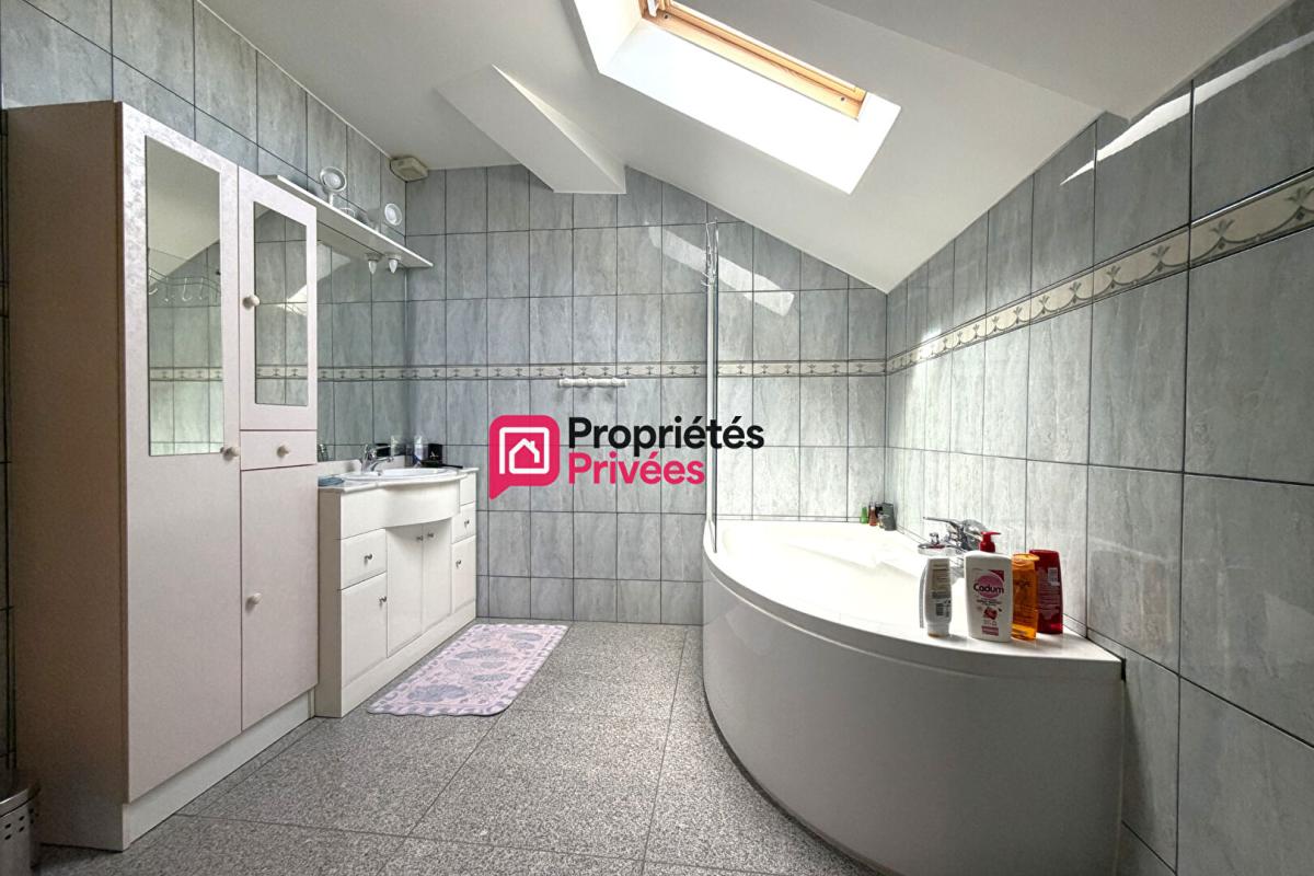 SAINT-GEORGES-DE-MONS Belle propriété T7 de 231m², terrain de 6905m² avec un étang aux Richards 63780 à vendre 14