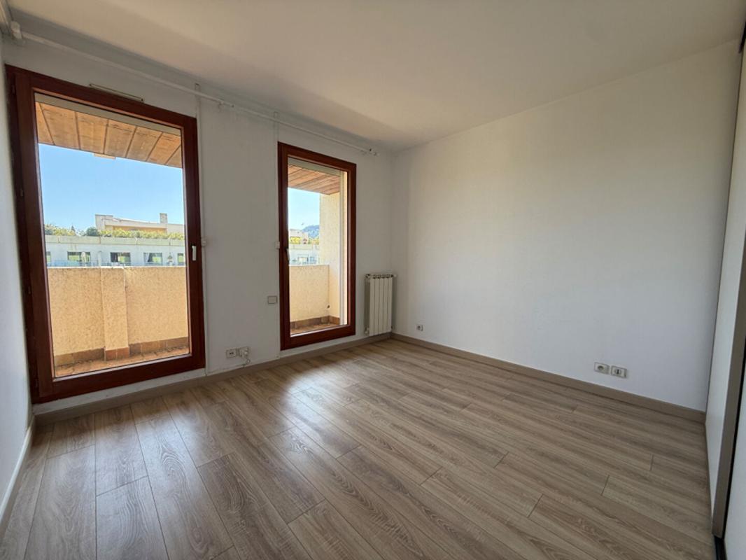 HYERES Hyères hyper centre ? T2 rénové 51 m² avec balcons, parking et ascenseur 6