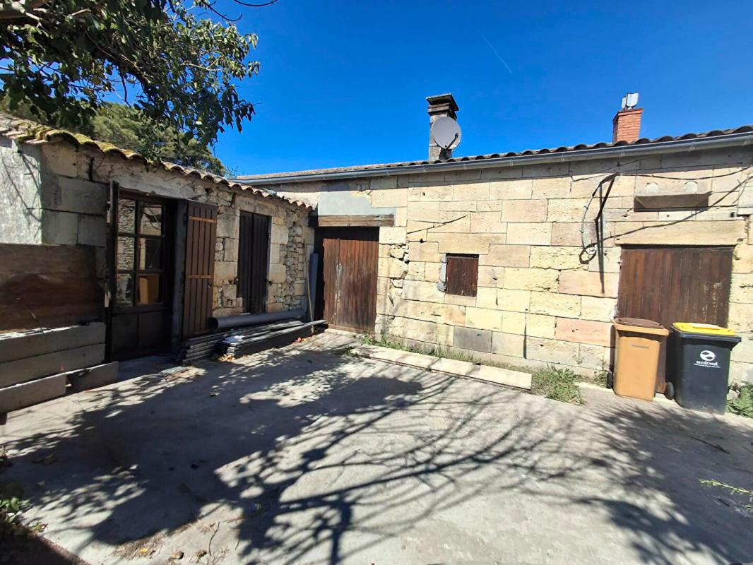 PUGNAC Ensemble immobilier : maison 90 m², 2e bâtisse 83 m², grande remise 51 m², garage et terrain constructible 11