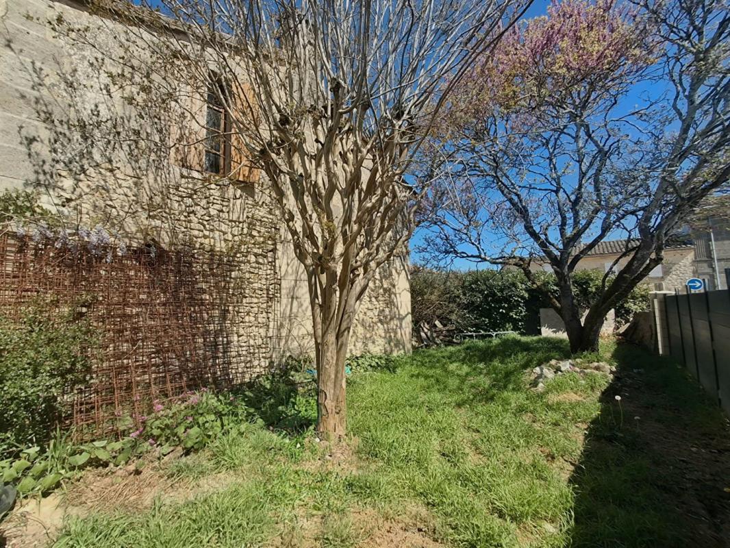 PUGNAC Ensemble immobilier : maison 90 m², 2e bâtisse 83 m², grande remise 51 m², garage et terrain constructible 14