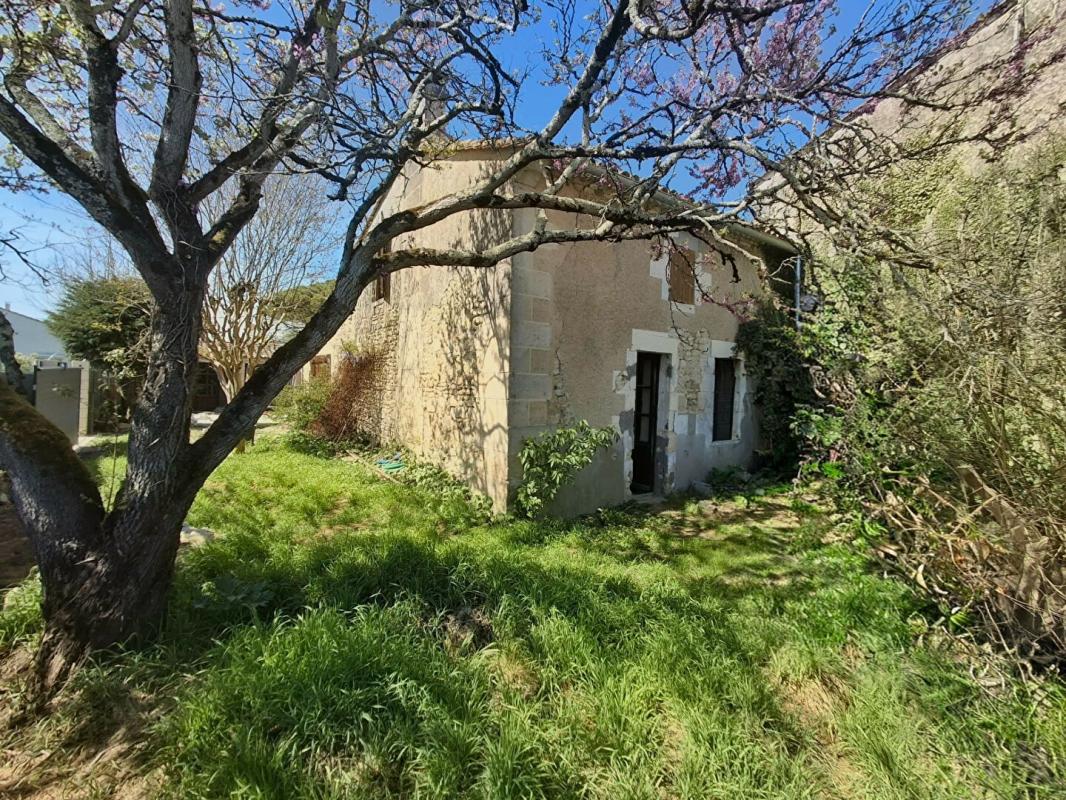 PUGNAC Ensemble immobilier : maison 90 m², 2e bâtisse 83 m², grande remise 51 m², garage et terrain constructible 15