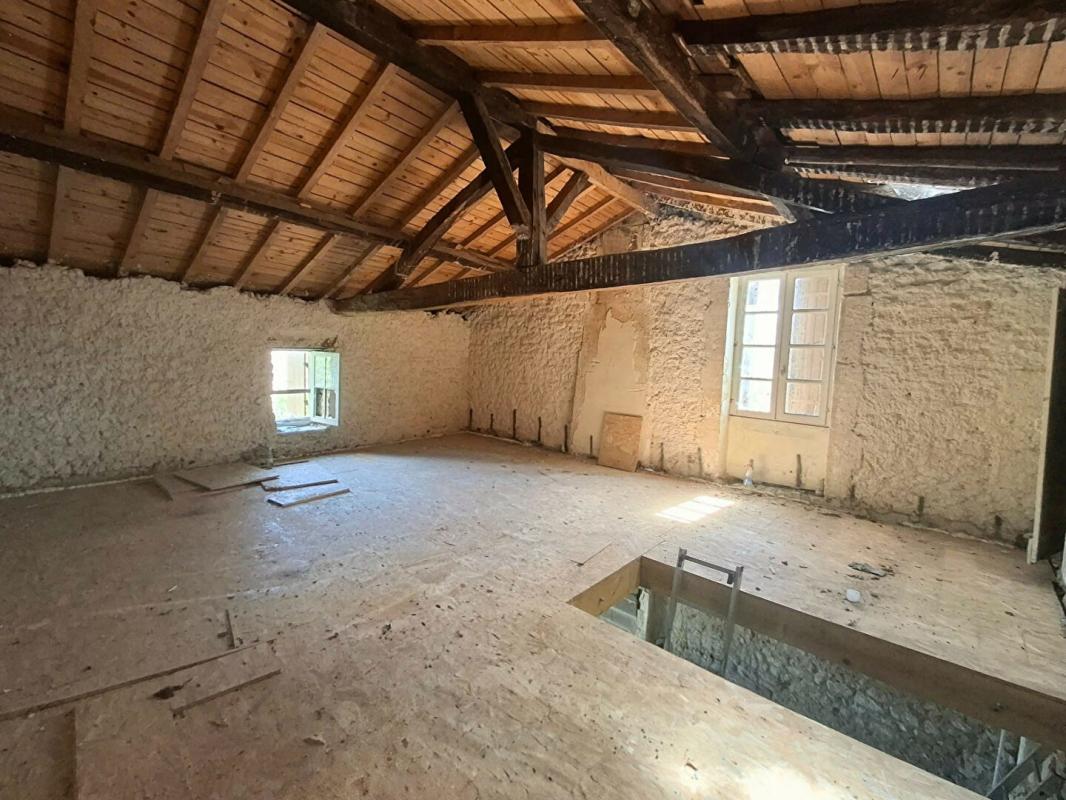 PUGNAC Ensemble immobilier : maison 90 m², 2e bâtisse 83 m², grande remise 51 m², garage et terrain constructible 17