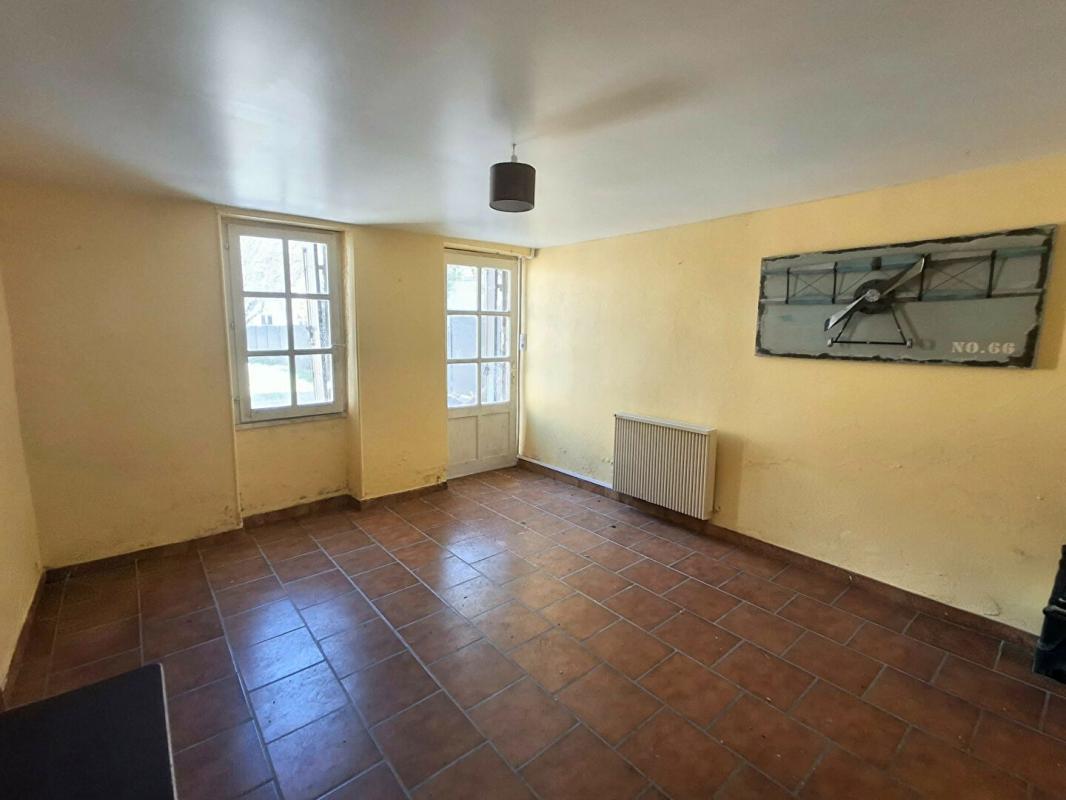 PUGNAC Ensemble immobilier : maison 90 m², 2e bâtisse 83 m², grande remise 51 m², garage et terrain constructible 4