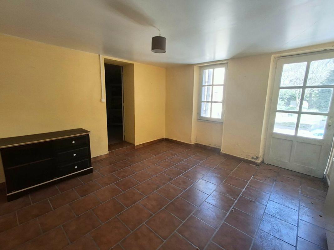 PUGNAC Ensemble immobilier : maison 90 m², 2e bâtisse 83 m², grande remise 51 m², garage et terrain constructible 5