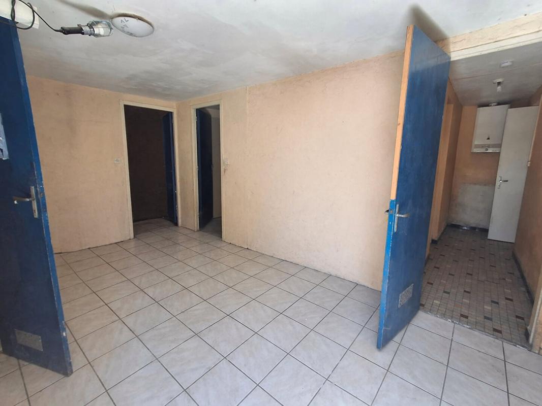 PUGNAC Ensemble immobilier : maison 90 m², 2e bâtisse 83 m², grande remise 51 m², garage et terrain constructible 6