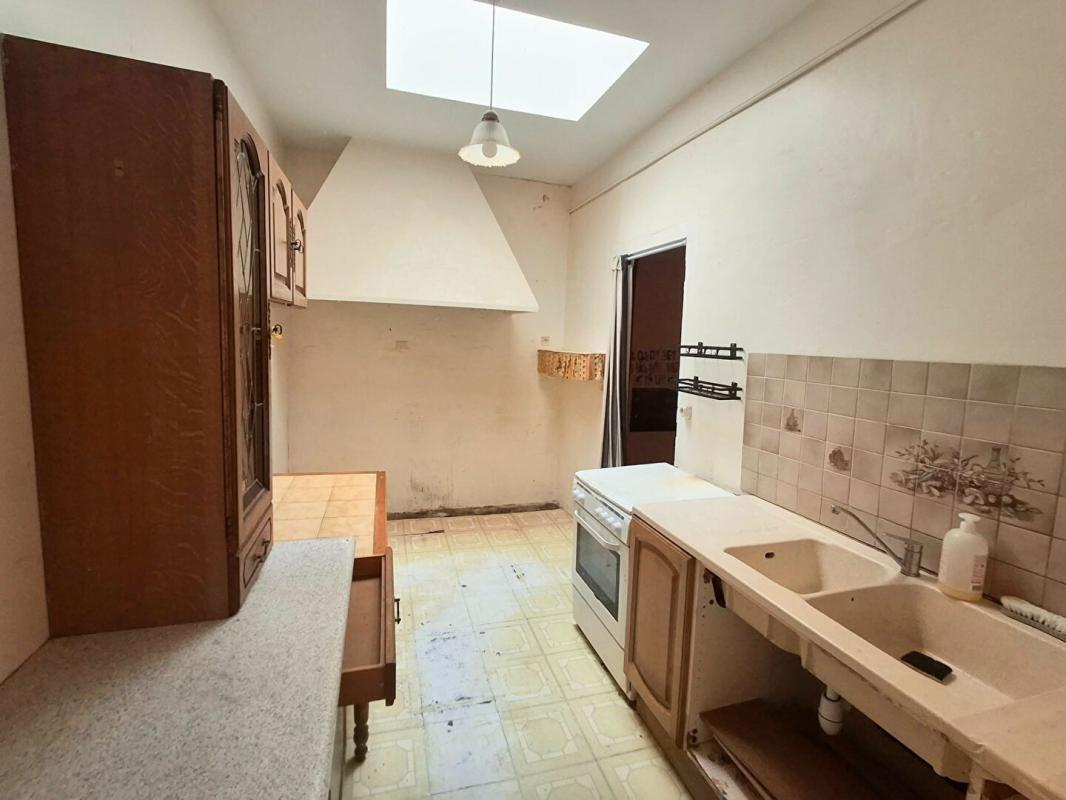 PUGNAC Ensemble immobilier : maison 90 m², 2e bâtisse 83 m², grande remise 51 m², garage et terrain constructible 7