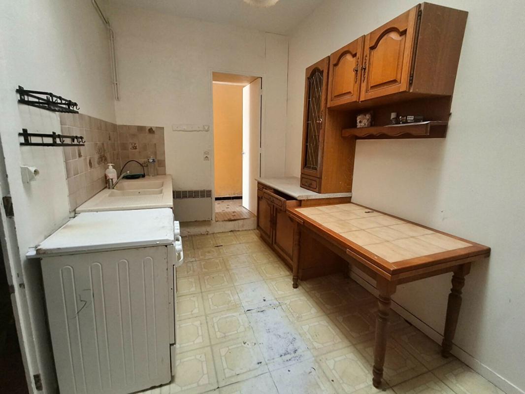 PUGNAC Ensemble immobilier : maison 90 m², 2e bâtisse 83 m², grande remise 51 m², garage et terrain constructible 8