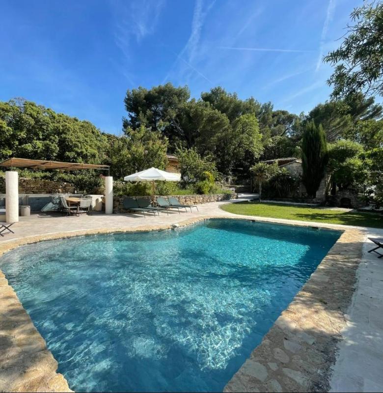 PERNES-LES-FONTAINES Bergerie en pierres sur les hauteurs 1