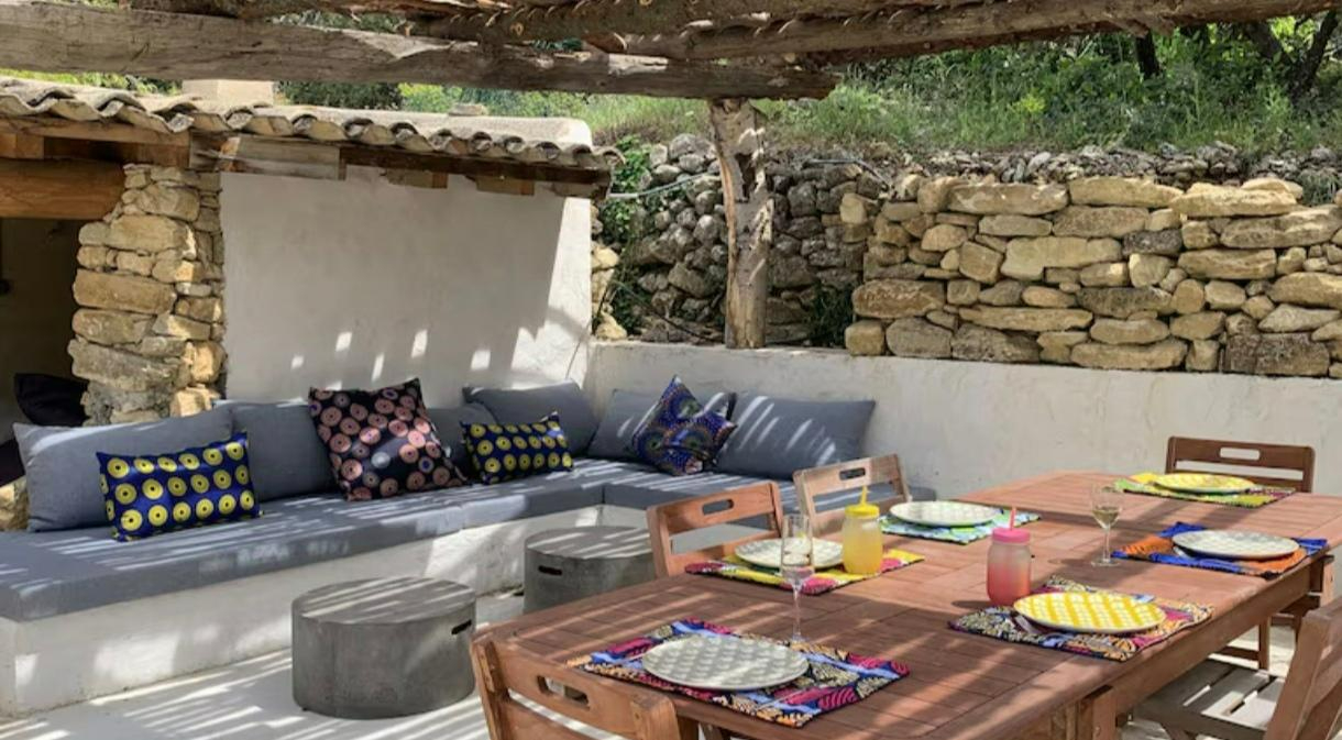 PERNES-LES-FONTAINES Bergerie en pierres sur les hauteurs 2