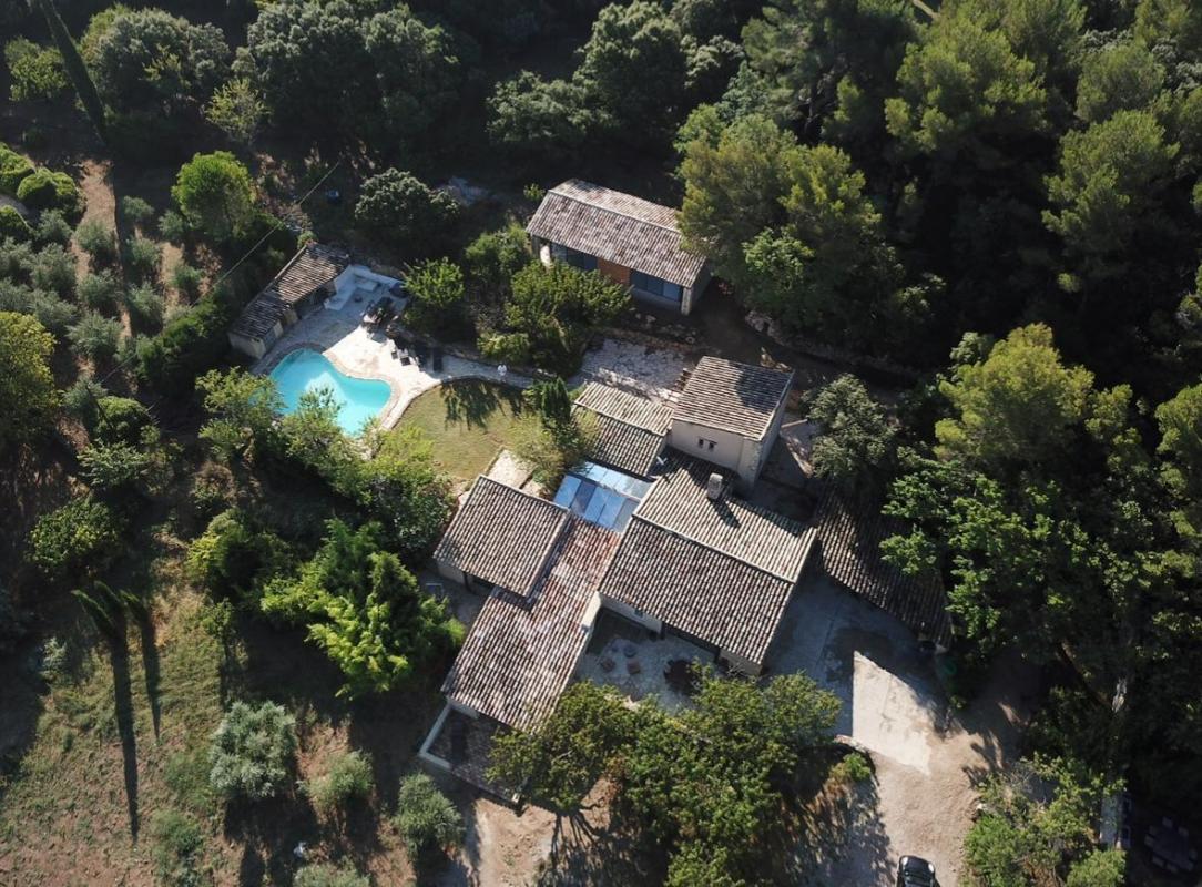 PERNES-LES-FONTAINES Bergerie en pierres sur les hauteurs 3