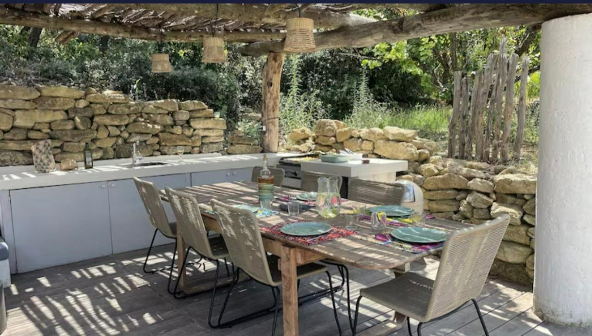 PERNES-LES-FONTAINES Bergerie en pierres sur les hauteurs 9