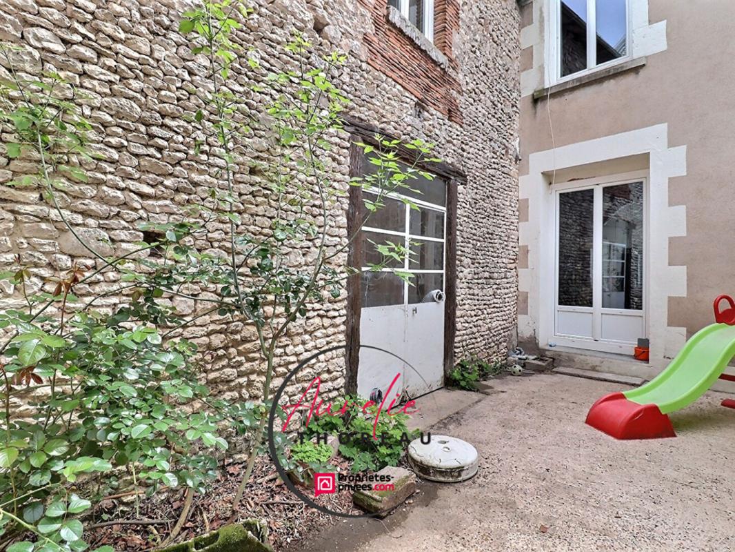 ASCHERES-LE-MARCHE Maison de ville, 3 chambres, cours, garage 12