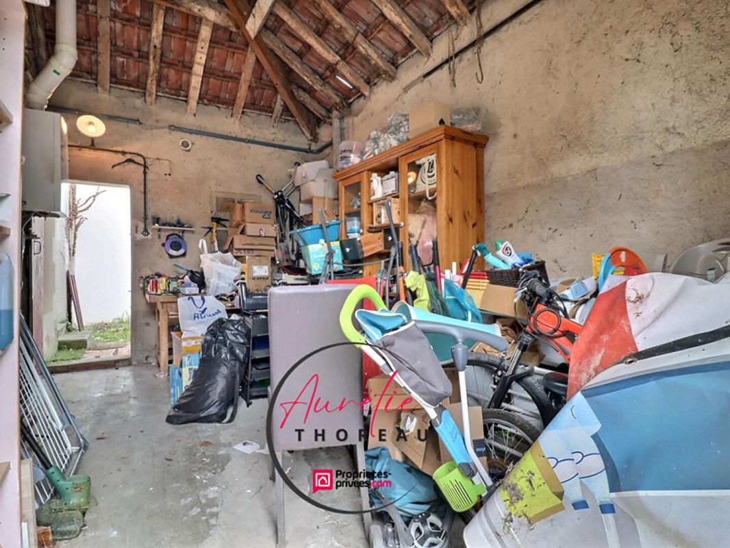 ASCHERES-LE-MARCHE Maison de ville, 3 chambres, cours, garage 15