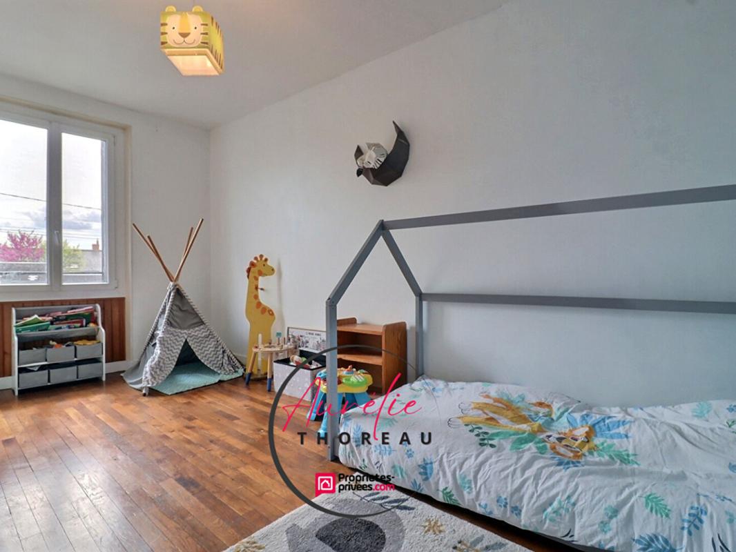 ASCHERES-LE-MARCHE Maison de ville, 3 chambres, cours, garage 6