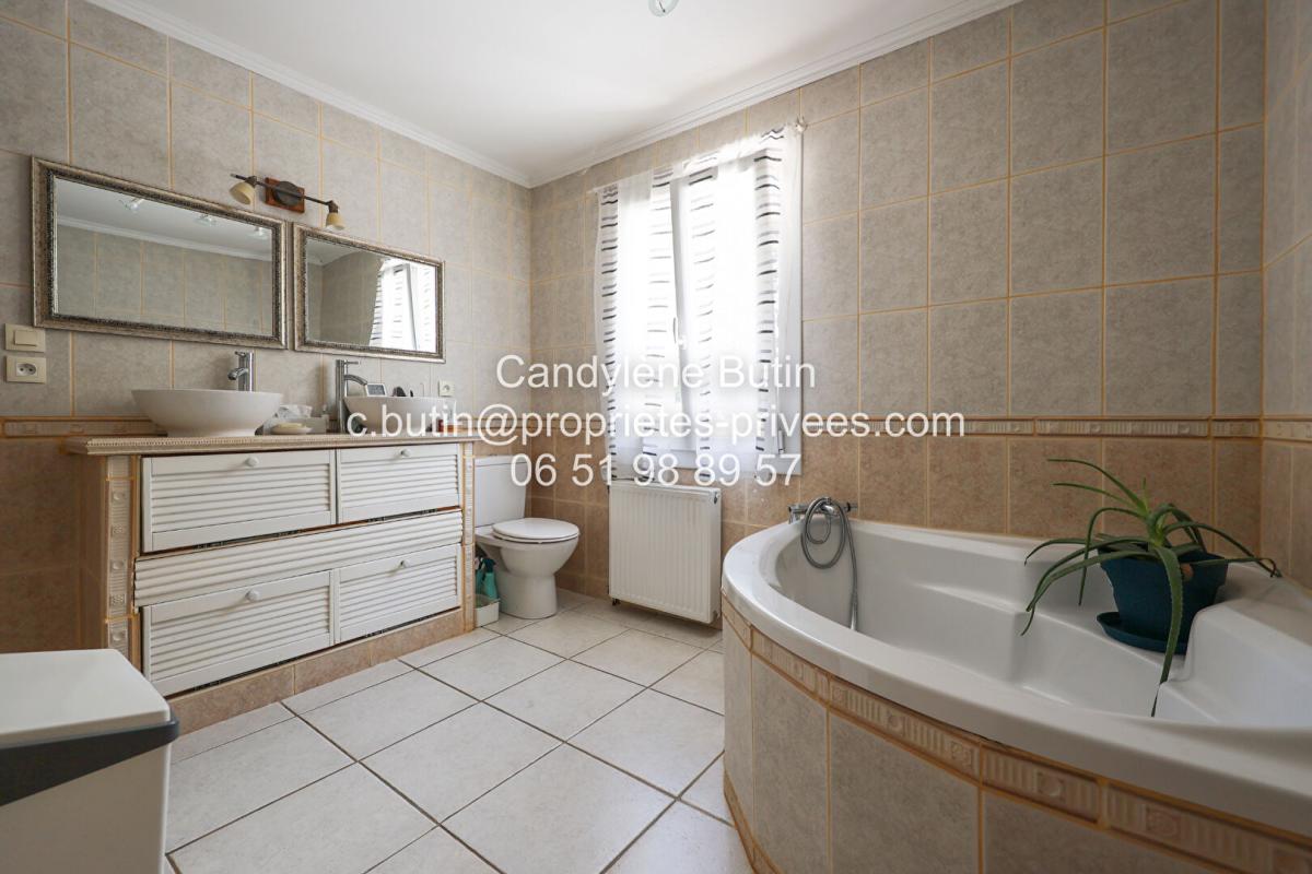 MALVES-EN-MINERVOIS Villa Malves En Minervois 6 pièce(s) 152 m2 12