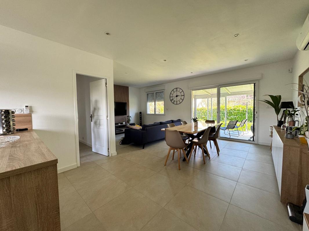 BASSENS Proche centre de Bassens, au calme d'une impasse en lotissement. Maison rénovée avec jardin, sans vis-à-vis 2