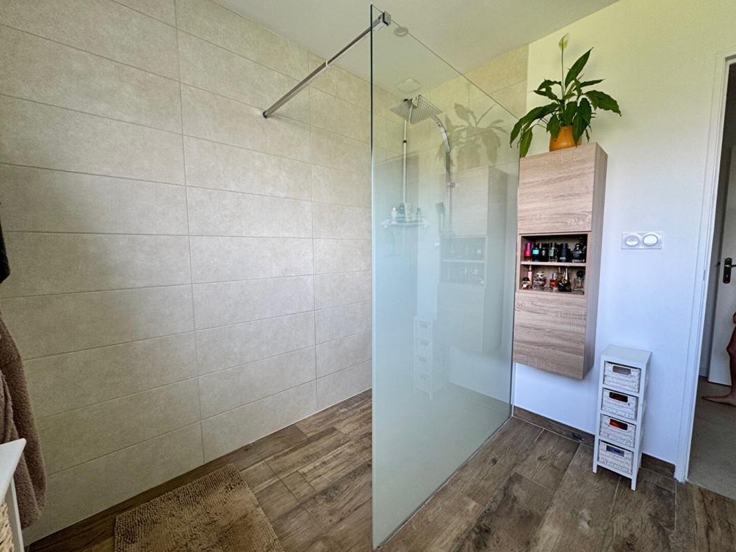 BASSENS Proche centre de Bassens, au calme d'une impasse en lotissement. Maison rénovée avec jardin, sans vis-à-vis 3