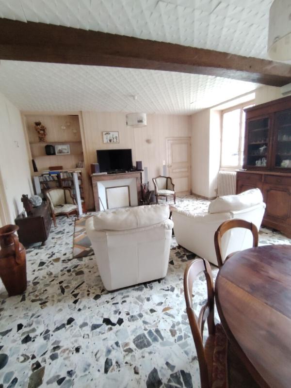 MOISY Très belle bâtisse  avec cour fermée et  nombreuses dépendances 2