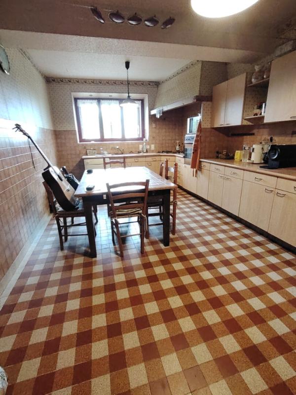 MOISY Très belle bâtisse  avec cour fermée et  nombreuses dépendances 3