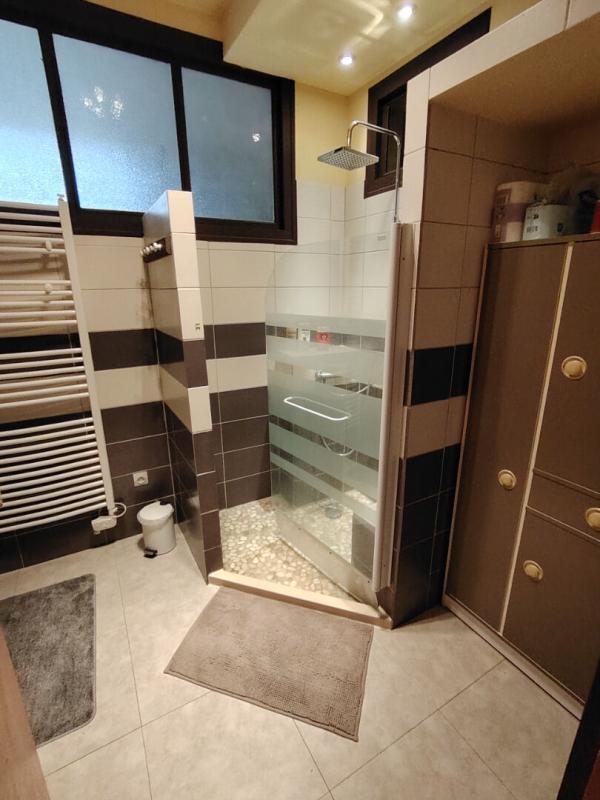 MOISY Très belle bâtisse  avec cour fermée et  nombreuses dépendances 4