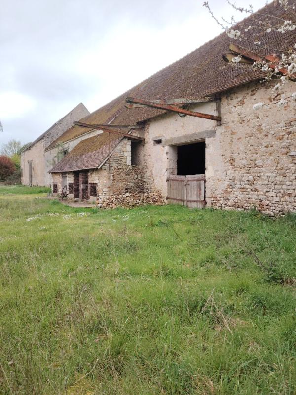 MOISY Très belle bâtisse  avec cour fermée et  nombreuses dépendances 8