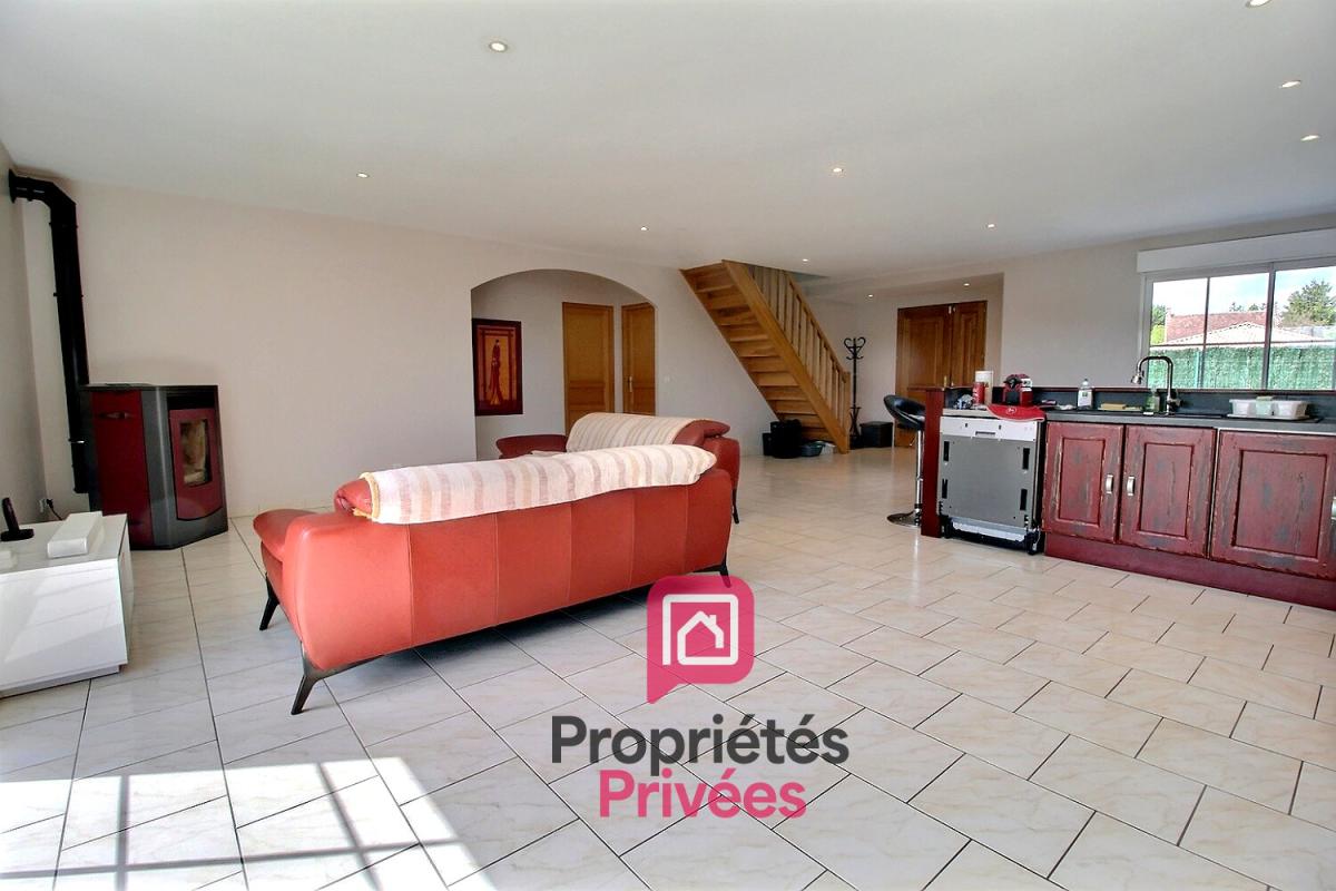VILLEMANDEUR A seulement 10 mn de la gare de MONTARGIS avec Paris/Bercy Direct en 1h ! Prête à vous accueillir SANS TRAVAUX - MAISON CLE EN MAIN : 120 m2 habitables, 4 CHAMBRES, GARAGE, TERRAIN de 740 m2 6