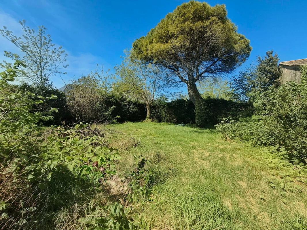 SAINT-CHRISTOLY-DE-BLAYE Maison de plain-pied au coeur du bourg avec grande remise de 51 m² aménageable, garage et terrain constructible 13