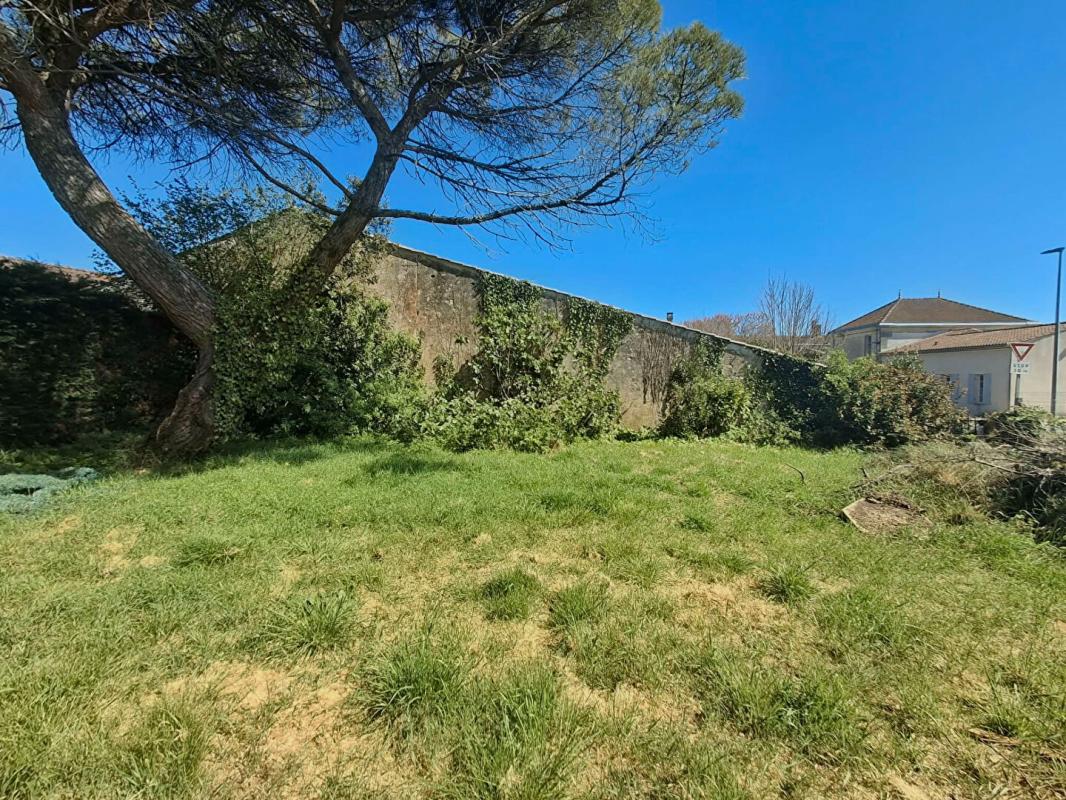 SAINT-CHRISTOLY-DE-BLAYE Maison de plain-pied au coeur du bourg avec grande remise de 51 m² aménageable, garage et terrain constructible 14