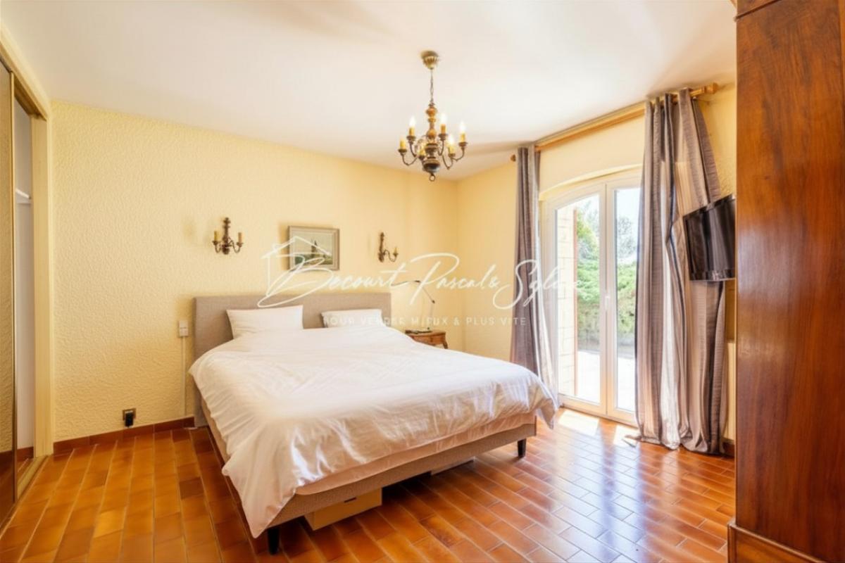 BEAUMES-DE-VENISE Beaumes-de-Venise.  Vue dominante, volumes rares, potentiel évident 10