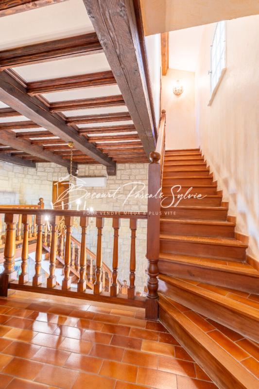 BEAUMES-DE-VENISE Beaumes-de-Venise.  Vue dominante, volumes rares, potentiel évident 11